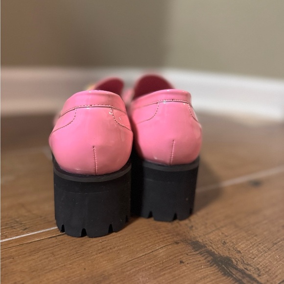 Hot Pink Platform Loafers w/ Gold Chain – Size 7.5 - Picture 6 of 6